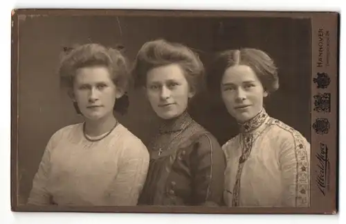 Fotografie Albert Meyer, Hannover, drei junge Damen in eleganter Kleidung