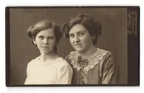 Fotografie F. Pfeiffer, Minden i. W., zwei junge Damen in bestickter Bluse