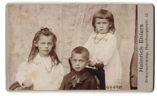 Fotografie Heinrich Ehlers, Braunschweig, zwei Mädchen in bestickten Kleidern und Junge
