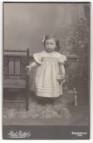 Fotografie Paul Zirkel, Kranichfeld i/Thür., Portrait kleines Mädchen in Kleid