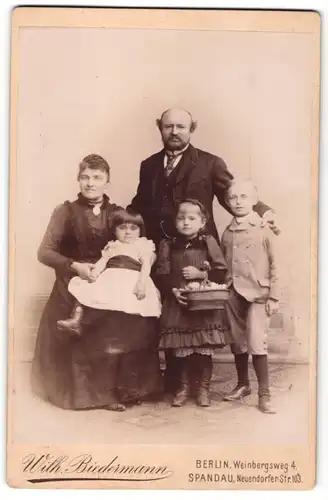 Fotografie Wilh. Biedermann, Berlin-Spandau, Portrait Familie mit drei Kindern
