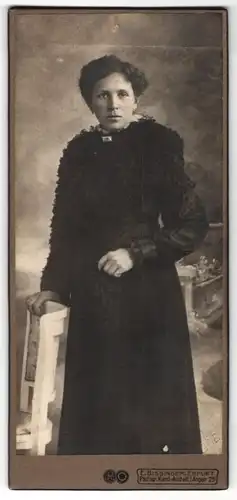 Fotografie E. Bissinger, Erfurt, Portrait Dame in schwarzer Kleidung