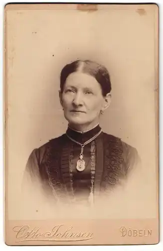 Fotografie Otto Johnsen, Döbeln, Portrait Dame mit zusammengebundenem Haar