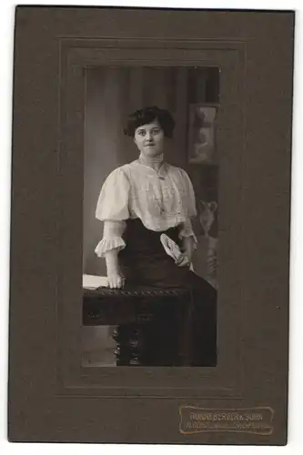 Fotografie Ronneberger & Sohn, Falkenstein & Lengenfeld i/Vogtl., Portrait junge Dame mit Hochsteckfrisur