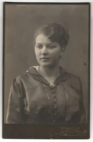Fotografie Fr. Brüggemann, Leipzig-Neust., Portrait junge Dame mit zusammengebundenem Haar