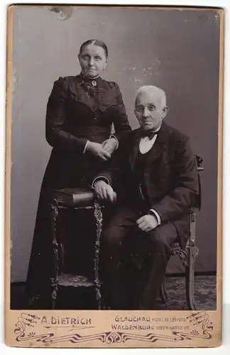 Fotografie A. Dietrich, Glauchau & Waldenburg, Portrait betagtes Paar in feierlicher Kleidung