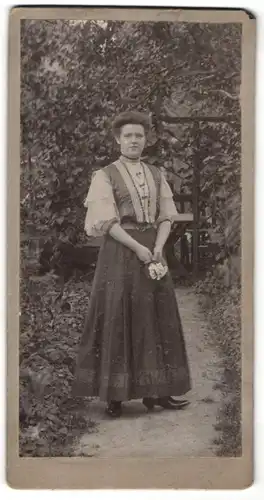 Fotografie Fritz Jahn, Berlin, Portrait junge Dame in Garten