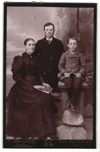 Fotografie C. Ahrenhold, Bad Altenau, Portrait junge Familie in feierlicher Kleidung