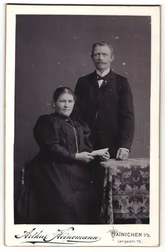Fotografie Arthur Heinemann, Hainichen i. S., Gutbürgerliches Paar in eleganter Kleidung