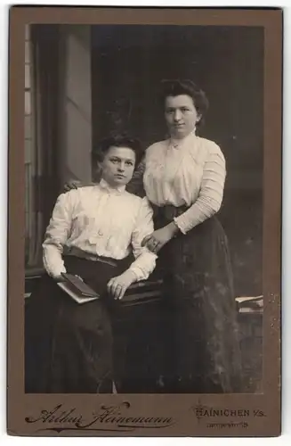 Fotografie Arthur Heinemann, Hainichen i. S., Zwei junge Frauen in vertrauter Pose