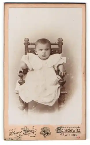 Fotografie Hugo Graf, Schedewitz, Portrait niedliches Baby im weissen Kleid im Stuhl sitzend