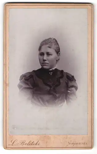 Fotografie L. Belitski, Nordhausen, Portrait junge Dame mit zurückgebundenem Haar im modernen Kleid