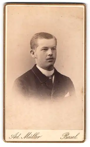 Fotografie Ad. Müller, Basel, Portrait junger Herr mit Zwirbelbart u. Krawatte im Anzug