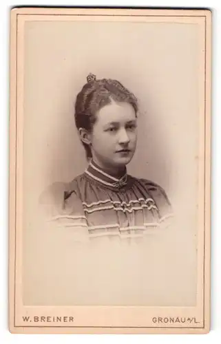 Fotografie W. Breiner, Gronau a / L., Portrait junge hübsche Dame mit zurückgebundenem Haar im modischen Kleid