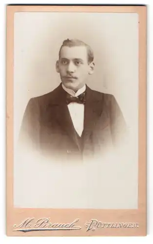 Fotografie M. Brauch, Püttlingen, Portrait junger Herr mit Zwirbelbart u. Fliege im Anzug