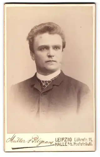 Fotografie Müller & Pilgram, Leipzig, Halle a / S., Portrait charmanter Herr mit Krawatte in zeitgenössischer Kleidung