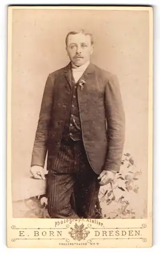 Fotografie E. Born, Dresden, Portrait bürgerlicher Herr mit Seitenscheitel in zeitgenössischer Kleidung