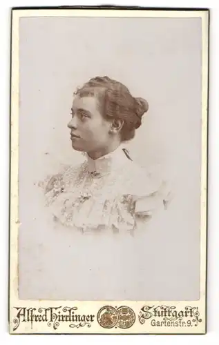 Fotografie Alfred Hirrlinger, Stuttgart, Portrait junge hübsche Dame mit zurückgebundenem Haarim Spitzenkleid
