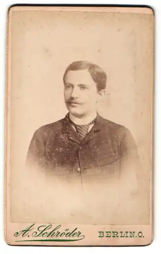 Fotografie A. Schröder, Berlin O., Portrait charmanter Herr mit Zwirbelbart u. Krawatte in zeitgenössischer Kleidung