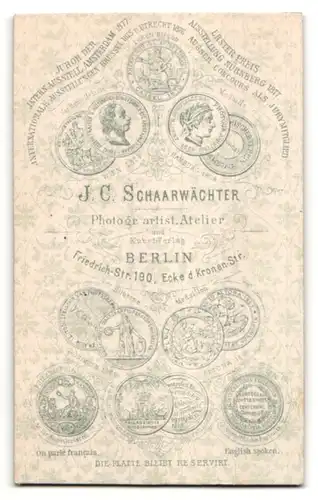 Fotografie J. C. Schaarwächter, Berlin, Portrait charmanter Herr mit Oberlippenbart u. zeitgenöss. Frisur im Anzug