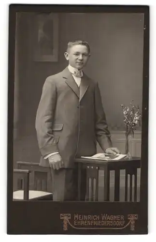 Fotografie Heinrich Wagner, Ehrenfriedersdorf, Eleganter Bürgersohn im Anzug