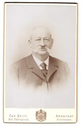 Fotografie Chr. Beitz, Arnstadt, Portrait betagter Herr mit Oberlippenbart in Anzug