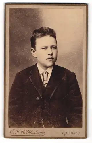 Fotografie C. F. Röthlisberger, Vegesack, Portrait halbwüchsiger Bub mit Bürstenhaarschnitt in Anzug