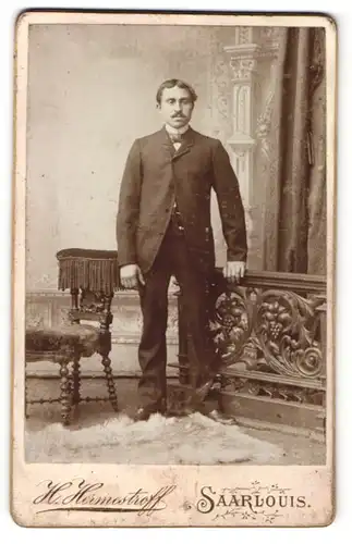 Fotografie H. Hermestroff, Saarlouis, Portrait junger Mann in Anzug