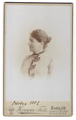 Fotografie Hermann Tietz, Berlkin-SW, Portrait Frau mit Haarknoten
