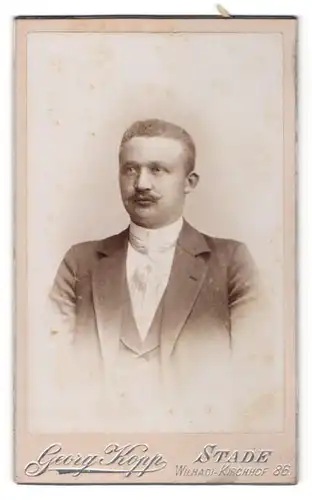 Fotografie Georg Kopp, Stade, Portrait bürgerlicher Herr mit Zwirbelbart u. Krawatte im Anzug