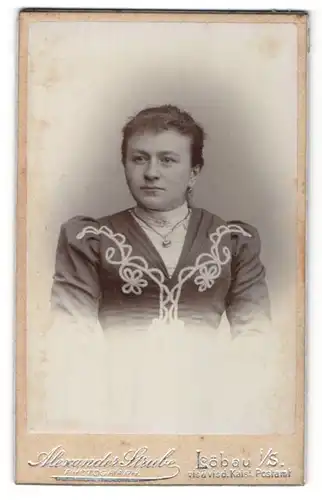 Fotografie Alexander Strube, Löbau i / S., Portrait bürgerliche Dame mit Halskette im modischen Kleid