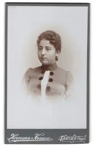 Fotografie Hermann Krause, Treuen i / Vogtl., Portrait junge Dame mit zurückgebundenem Haar in modischer Kleidung