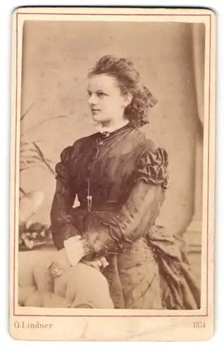 Fotografie Otto Lindner, Berlin-S, Portrait junge Frau mit zurückgebundenem Haar