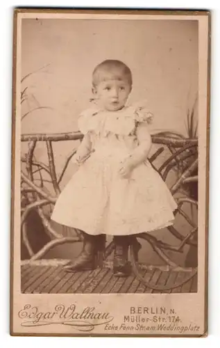 Fotografie Edgar Wallnau, Berlin-N, Portrait kleines Mädchen in Kleid