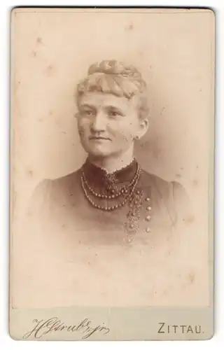 Fotografie H. Strube jr., Zittau, Portrait junge Frau mit Halskette