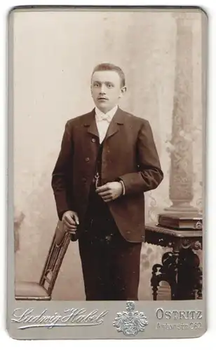 Fotografie Ludwig Habel, Ostritz, Portrait junger Mann in Anzug mit Fliege