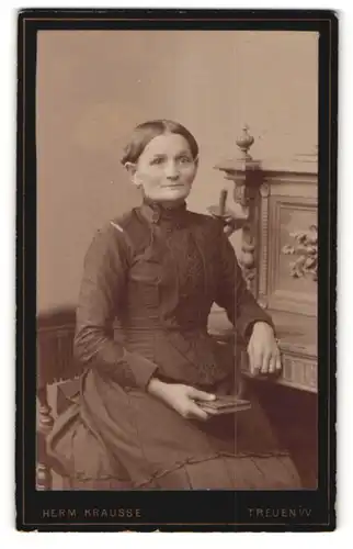 Fotografie Herm. Krause, Treuen i/V, Portrait ältere Dame in schwarz mit Buch