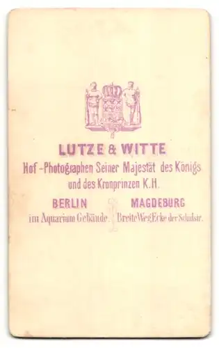 Fotografie Lutze & Witte, Berlin & Magdeburg, junge Dame mit aufwendiger. Frisur und Säugling