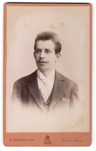 Fotografie A. Höchheimer, München, Portrait Mann mit Oberlippenbart in Abendgarderobe