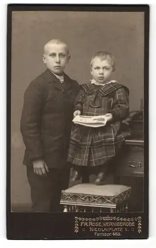 Fotografie Fr. Rose, Wernigerode, Junge und Mädchen mit sehr kurzen Haaren
