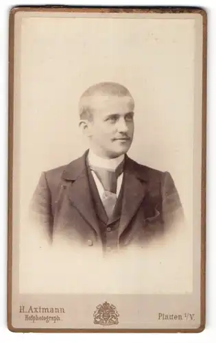 Fotografie Heinrich Axtmann, Plauen, junger Herr mit breiter Krawatte