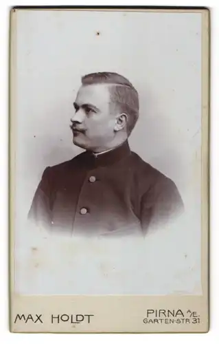 Fotografie Max Holdt, Pirna A / E., Herr in hochgeknöpfter Jacke