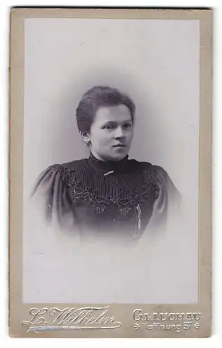 Fotografie L. Wilhelm, Glauchau, Portrait junge Frau mit zusammengebundenem Haar