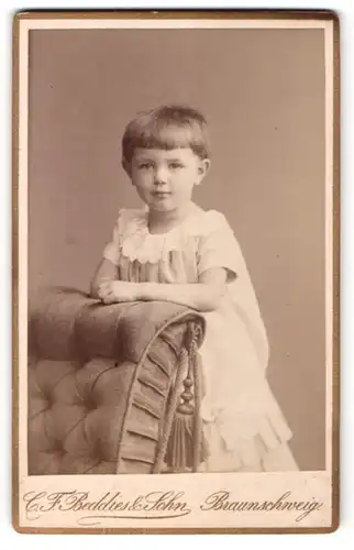 Fotografie C. F. Beddies & Sohn, Braunschweig, Portrait kleines Mädchen mit kurzem Haar