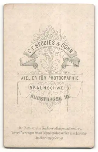 Fotografie C. F. Beddies & Sohn, Braunschweig, Portrait kleines Mädchen mit kurzem Haar
