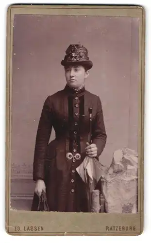 Fotografie Ed. Lassen, Ratzeburg, Portrait junge Dame mit modischem Hut und Schirm