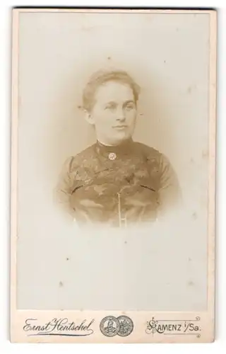 Fotografie Ernst Hentschel, Kamenz i/Sa, Portrait junge Frau mit zusammengebundenem Haar