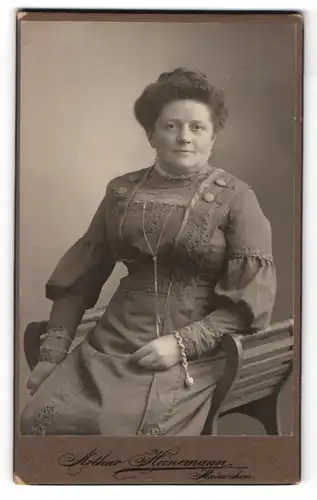 Fotografie Arthur Heinemann, Hainichen, Portrait Dame mit Hochsteckfrisur