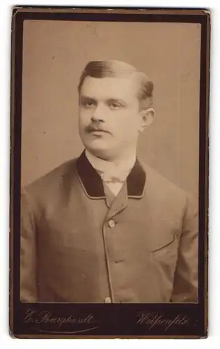 Fotografie E. Burghardt, Weissenfels, Portrait junger Herr mit Seitenscheitel