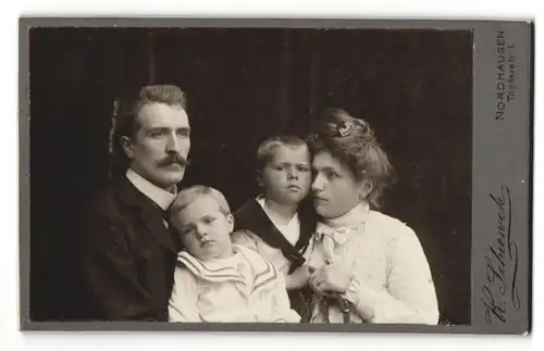 Fotografie K. Schiewek, Nordhausen, Portrait junge bürgerliche Familie